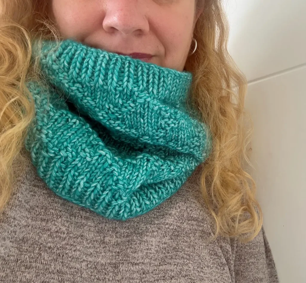 Cuello Esmeralda tejido con puntos derecho y revés