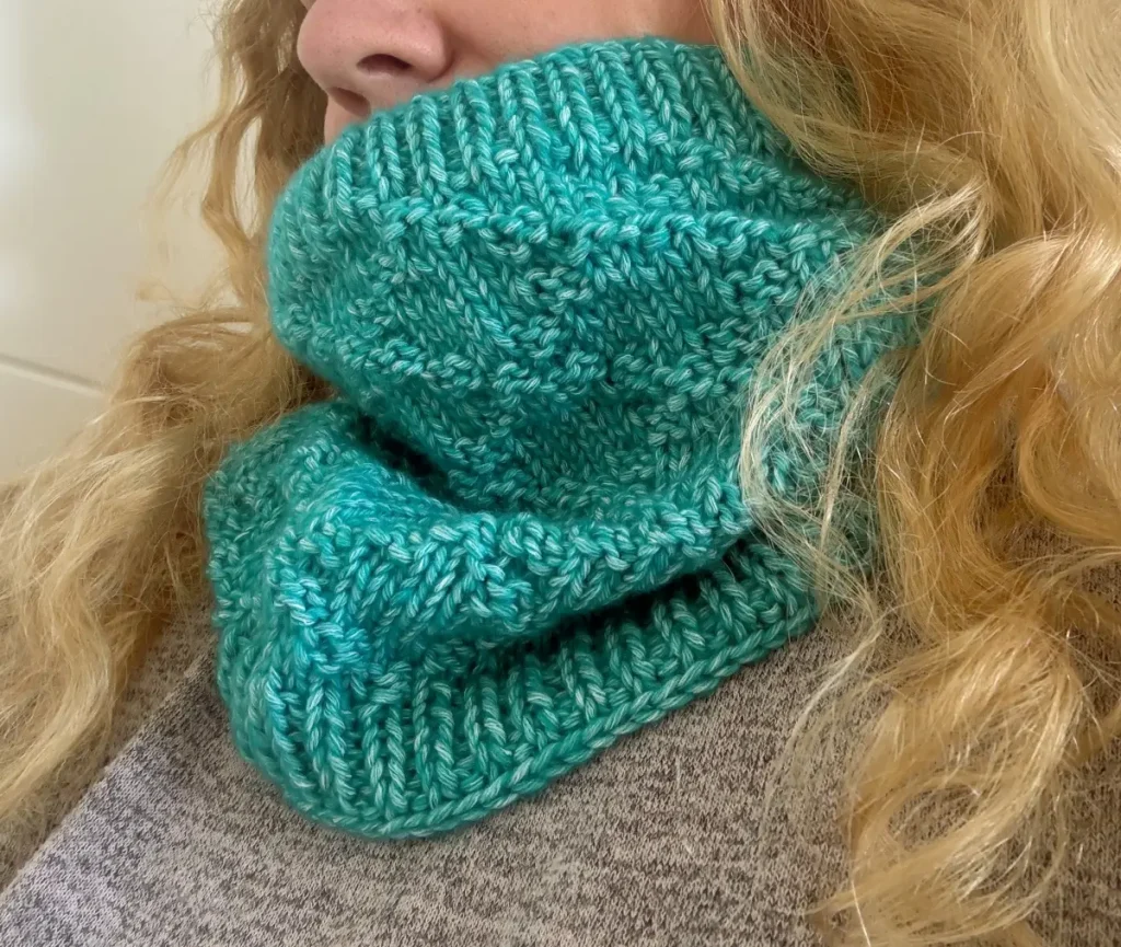 Patrón de cuello de punto a dos agujas en color verde turquesa