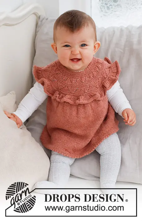 Vestido infantil de punto con canesú redondo y patrón de calados